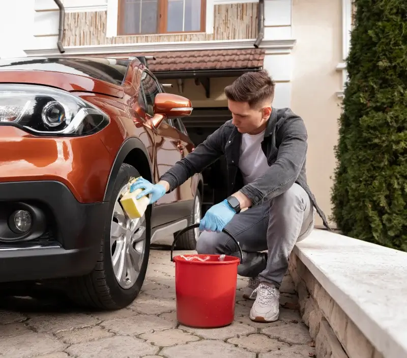 Lavage auto à domicile Uchaud : professionnel intervenant sur un véhicule